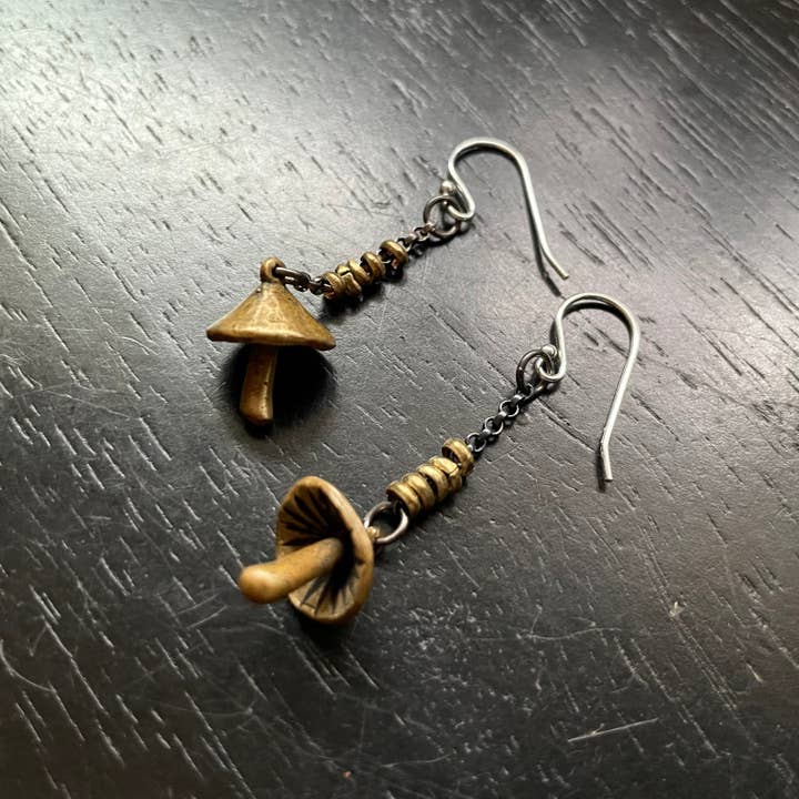 Petites Boucles d'Oreilles Champignon en Laiton pour la vente par Jennifer Kahn Jewelry