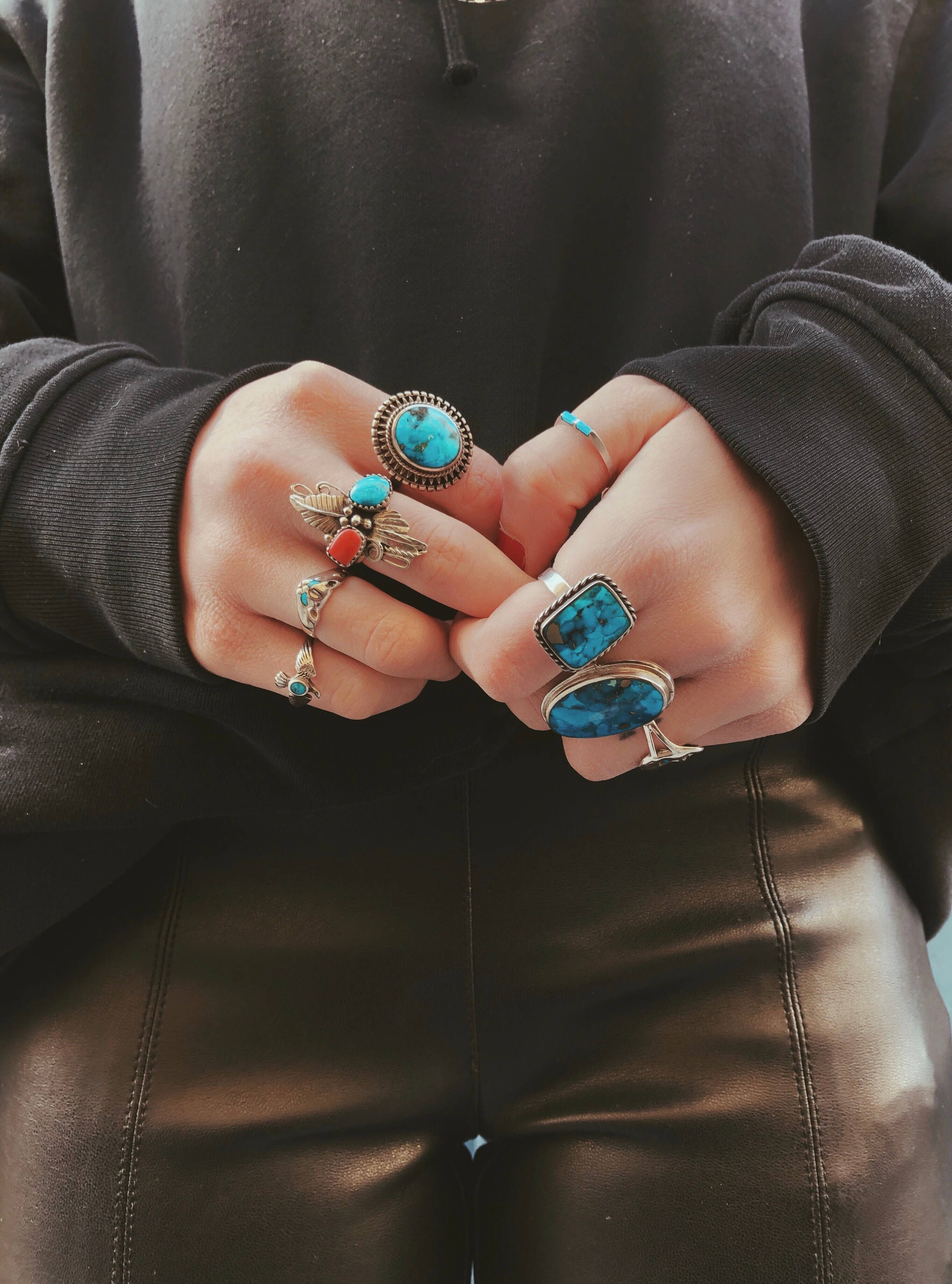 Iroquoise – Großhandel Cocktail-/Statement-Ring – Runder Ring mit natürlichem Türkis und 925er Silberfassung1