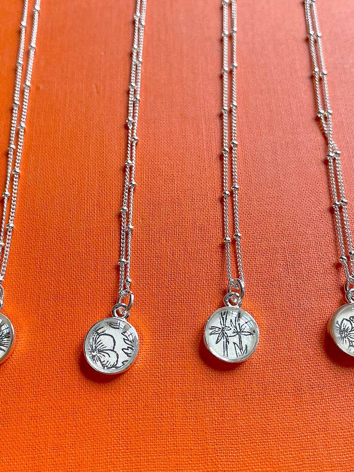 Colar de pingente botânico em prata minúscula - natureza, jardim em preto e branco por atacado de joeyfivecents