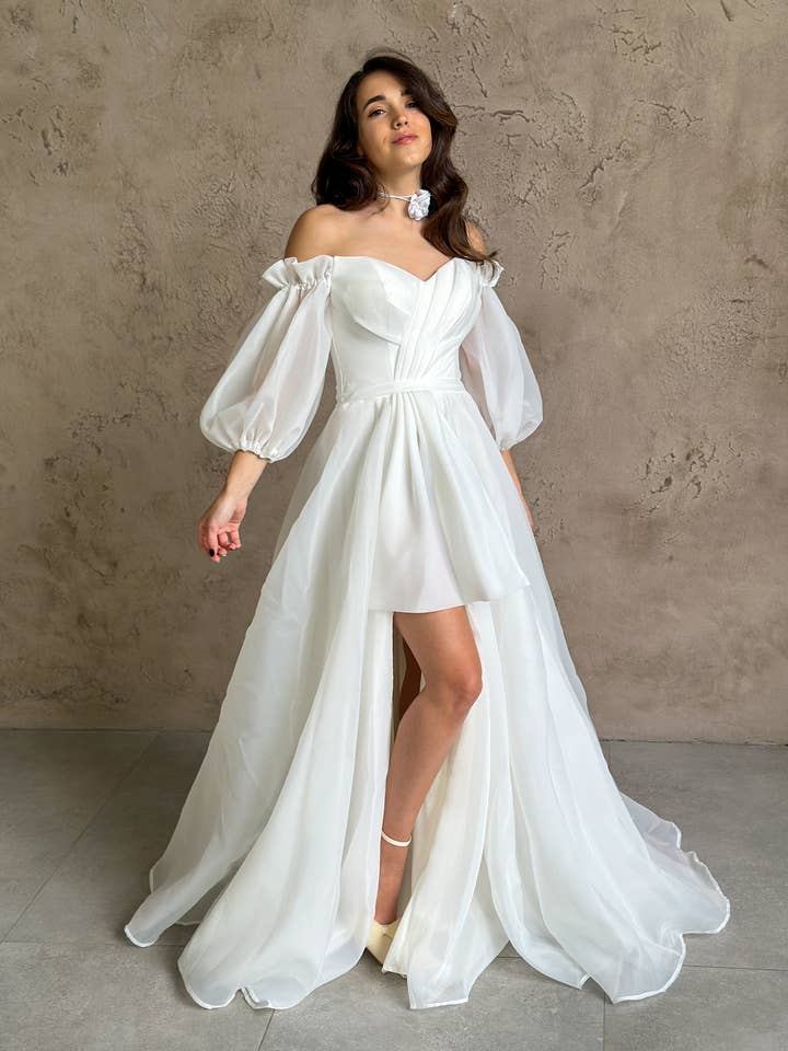 Romantisk axelbandslös hög-låg brudklänning med puffärmar för wholesale av Blissful Gown