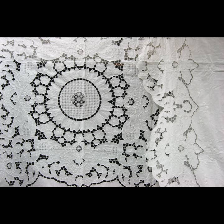 Couverture de lit en dentelle de luxe – Jardin de fleurs brodé à la main pour la vente par Eastern Sunrise Lace And Linens Inc.