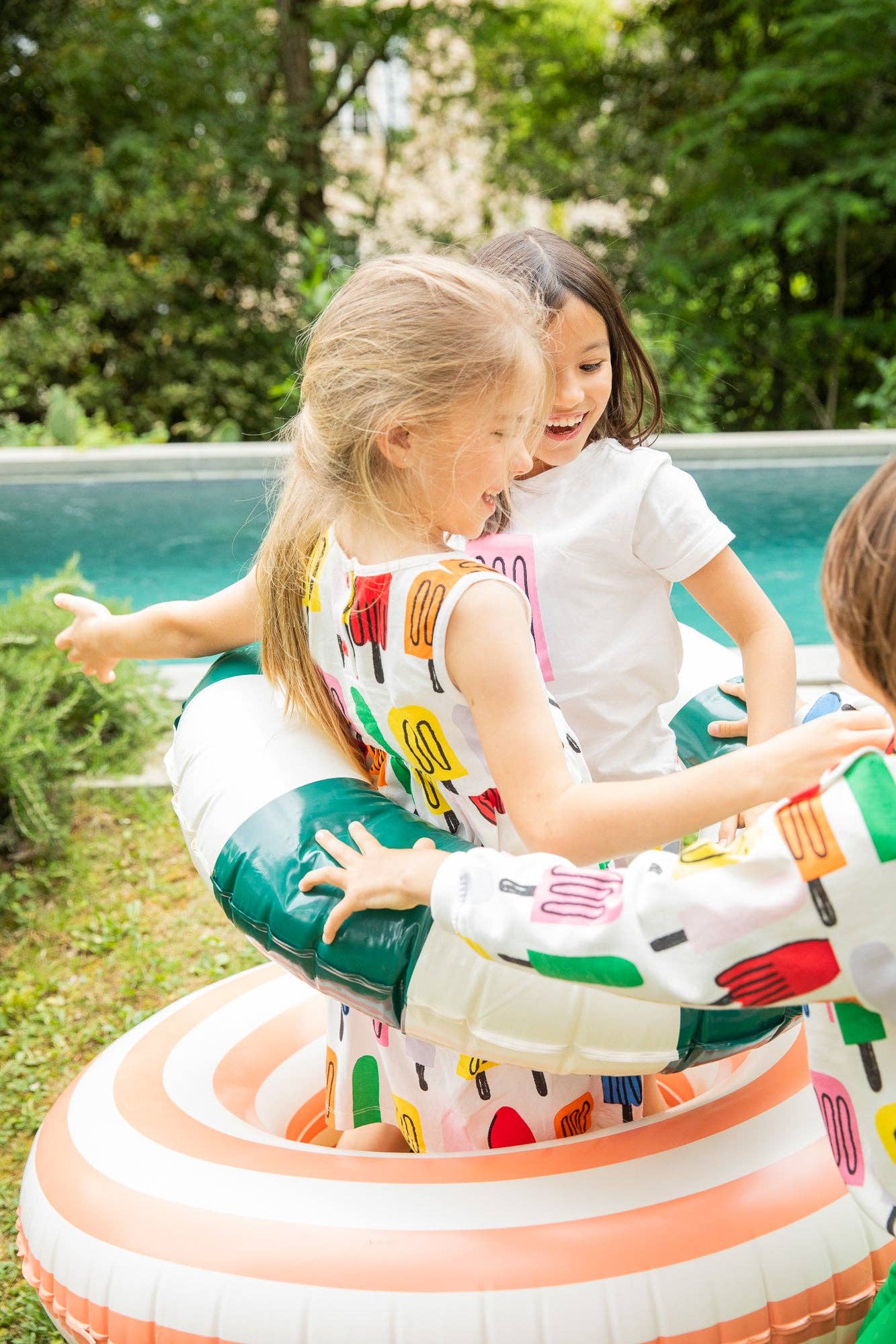 Natürlich Kleid für Kinder aus recycelter Baumwolle in Eis am Stiel-Optik für den Großhandel auf Faire6