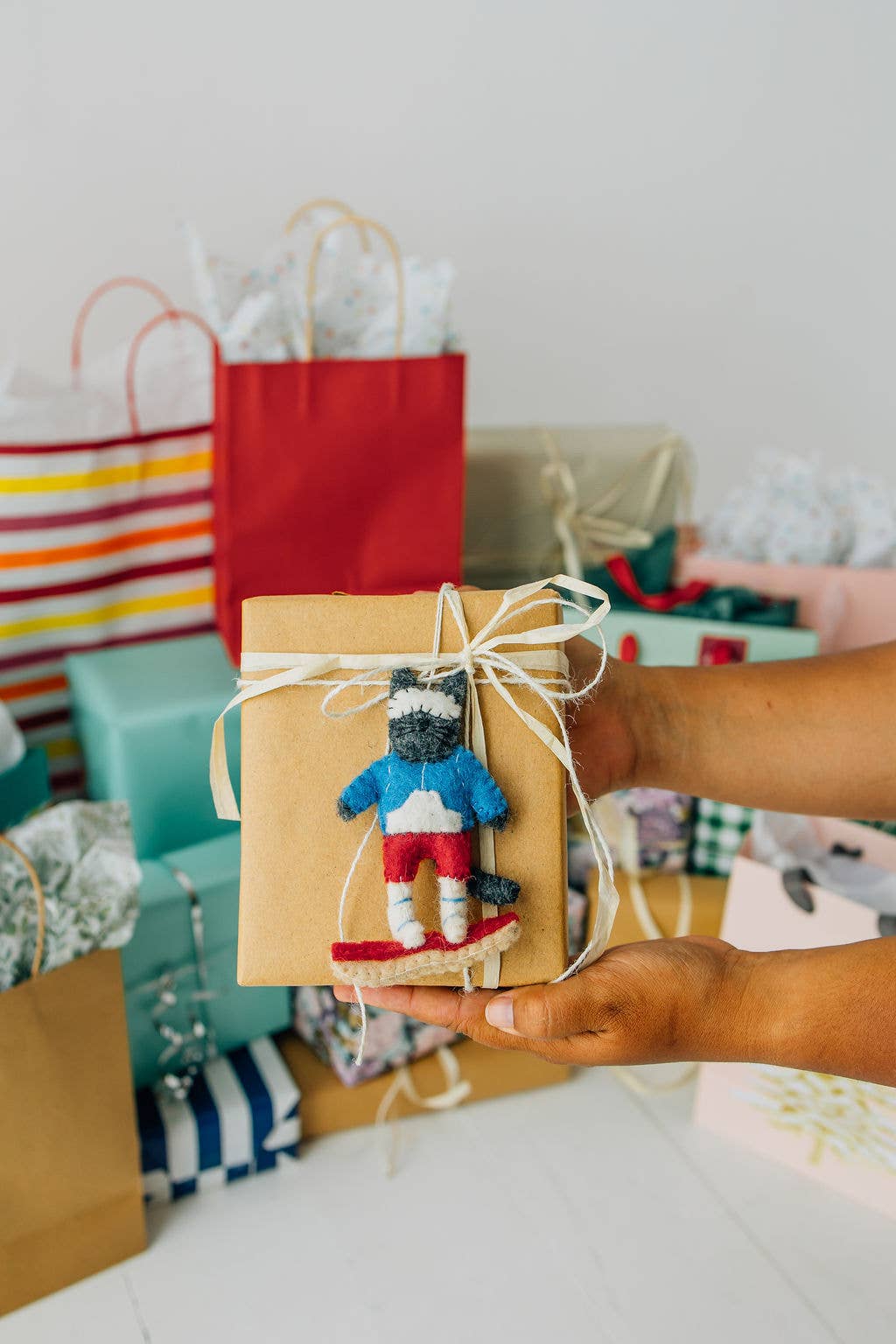 Nivas - Wholesale Ornament - Kerstkat Snowboarden Vilt Ornament2