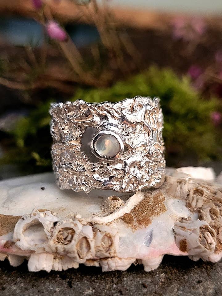 Die plek achter de brede ring in Mother of Pearl voor wholesale door Caroline Stokesberry-Lee Jewellery Design