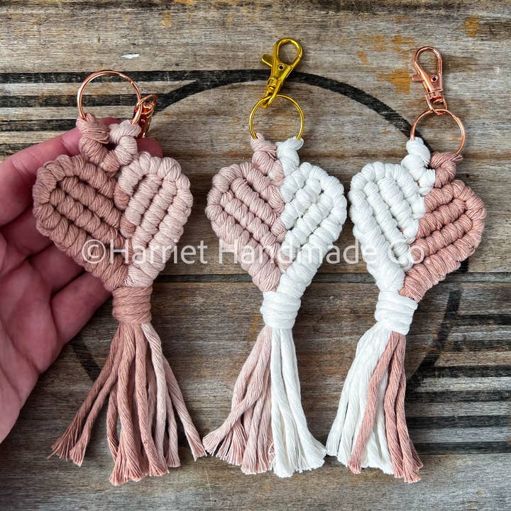Porte-clés bicolore en macramé en forme de cœur - Pack varié pour la vente par Harriet Handmade Co.