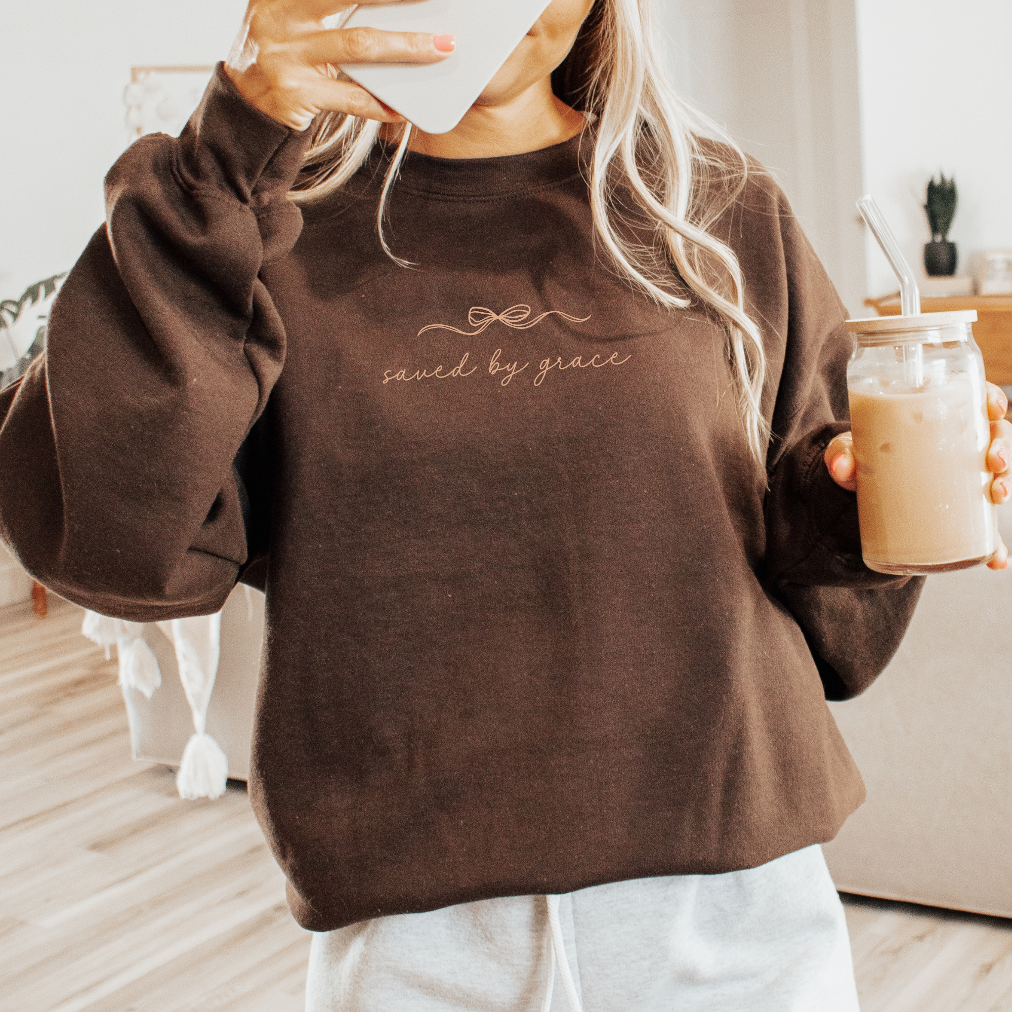 Faith & Life Christian Brands – Engroshandel Grafisk Sweatshirt - Dame – Af Grace Bow Christian Crewneck Trobaseret Sweatshirt3