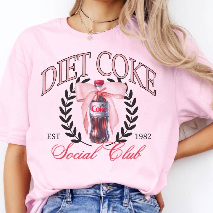 Par.tees by Party On! - Venta al por mayor Camiseta serigrafiada - Mujer - Camiseta gráfica de Coca-Cola Light Social Club Coquette Soda.
