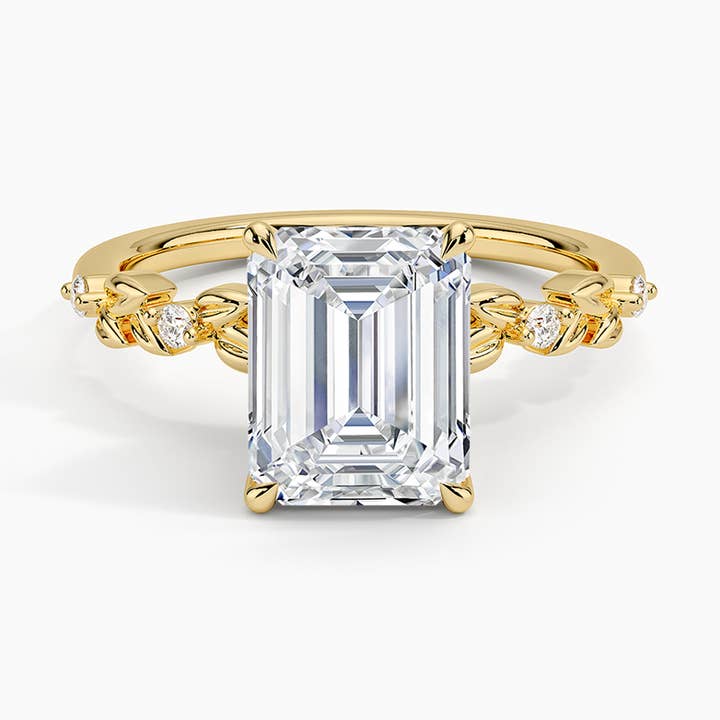 Bague de fiançailles avec centre en diamant de laboratoire émeraude et motif milgrain Vine Bloom. pour la vente par Caratina