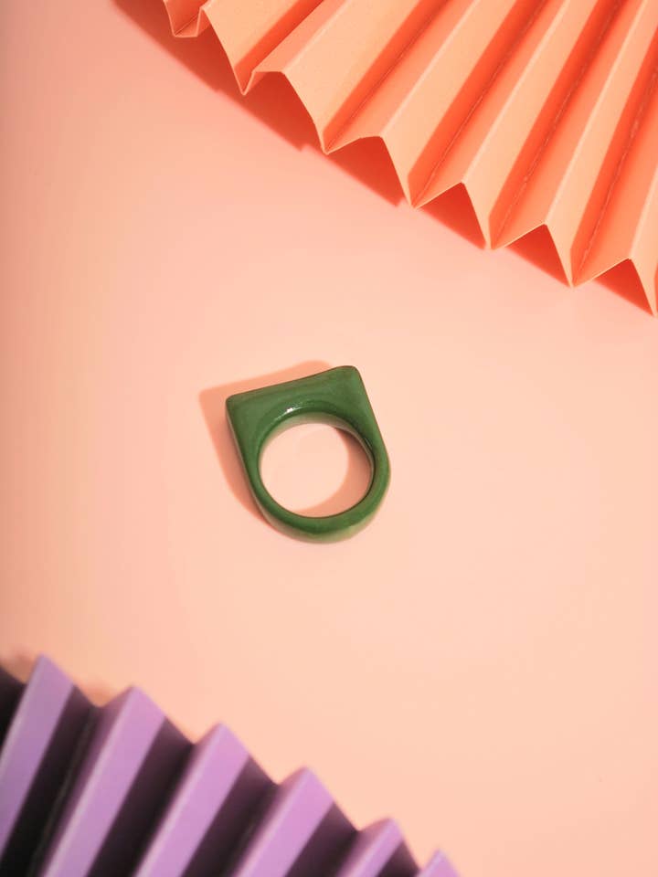 Statement Ring Olivgrün | Handgemachter Polymer Ring for wholesale by Santøclay Handmade