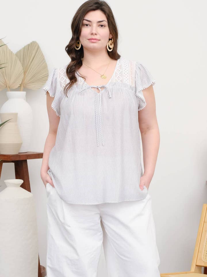 Haut à manches courtes avec empiècement en dentelle à rayures et nœud devant pour grande taille pour la vente par MINE