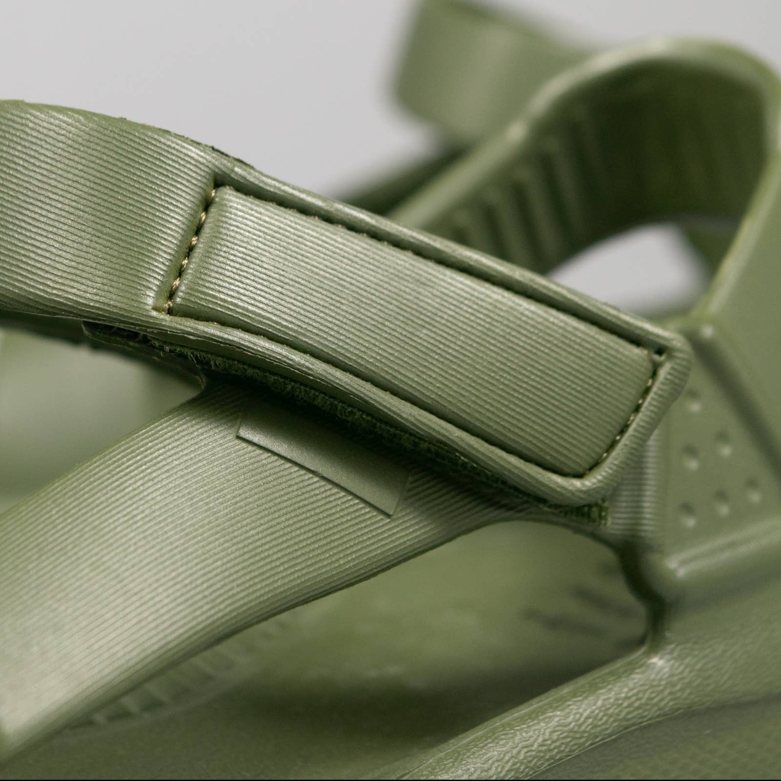 Avispas - Wholesale Sandals - Women's - Maui Olive. Flat sandal. Self-adhesive Velcro closure6