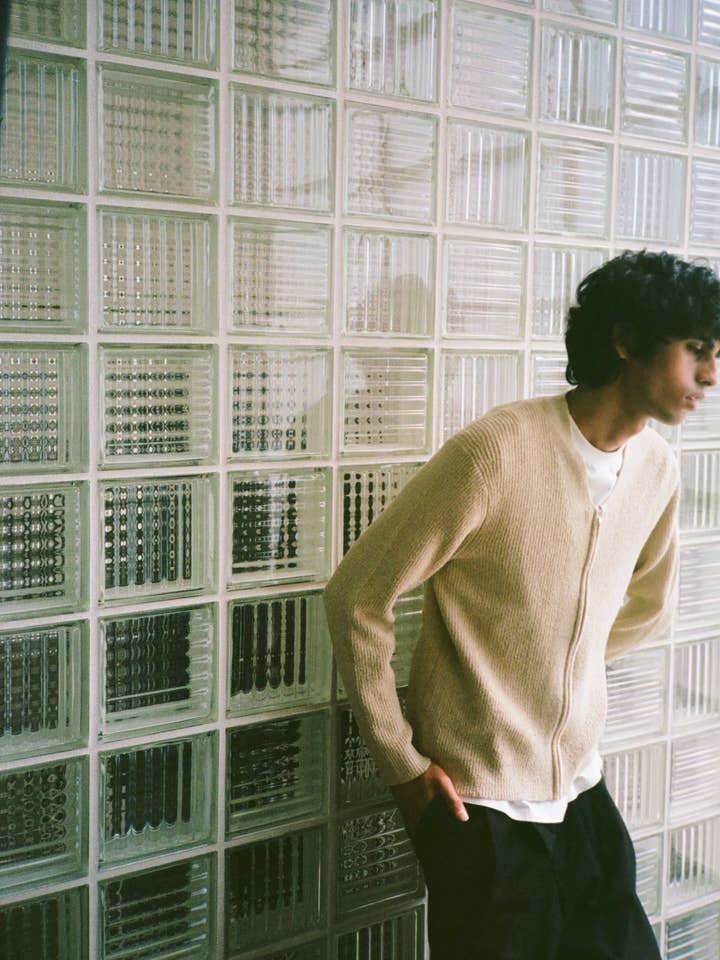 El Jersey Murray | Jersey de Cuello en V con Cremallera para venta al por mayor de Common Market