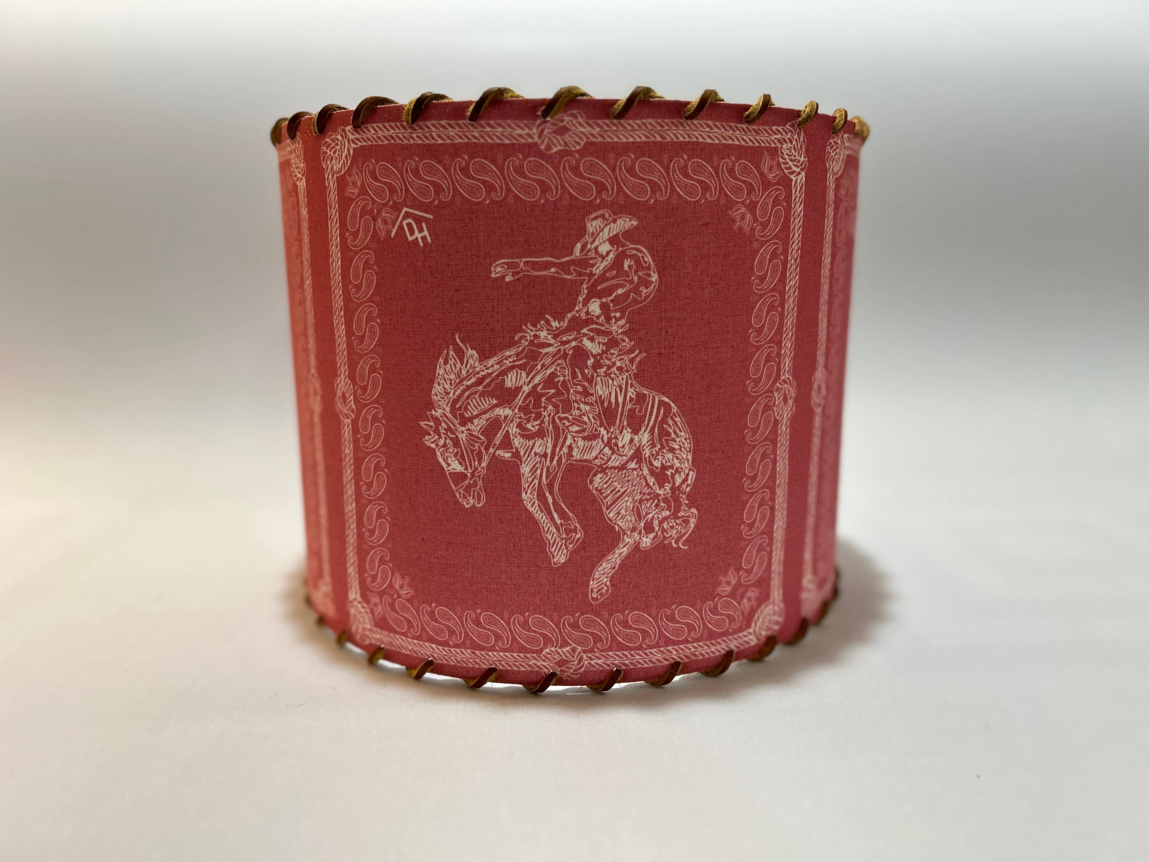 Red Dirt Ranch Clothing Company - Vente Abat-jours - Abat-jour Bandana Bronc Rouge Chambray Grand 14 pouces1