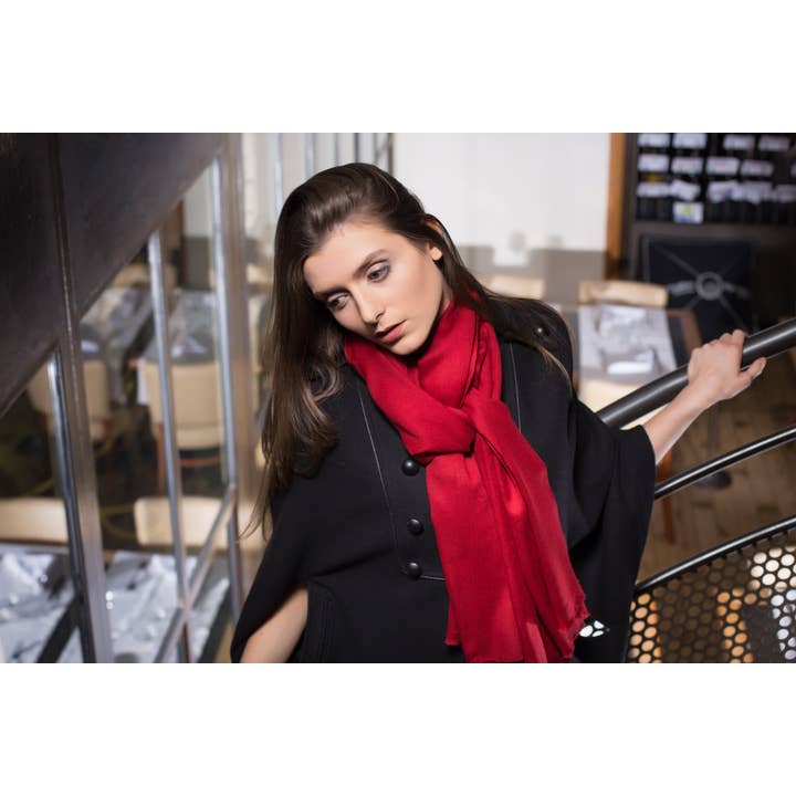 Stola Louise in cashmere rosso per la vendita all'ingrosso da parte di Jos&fine
