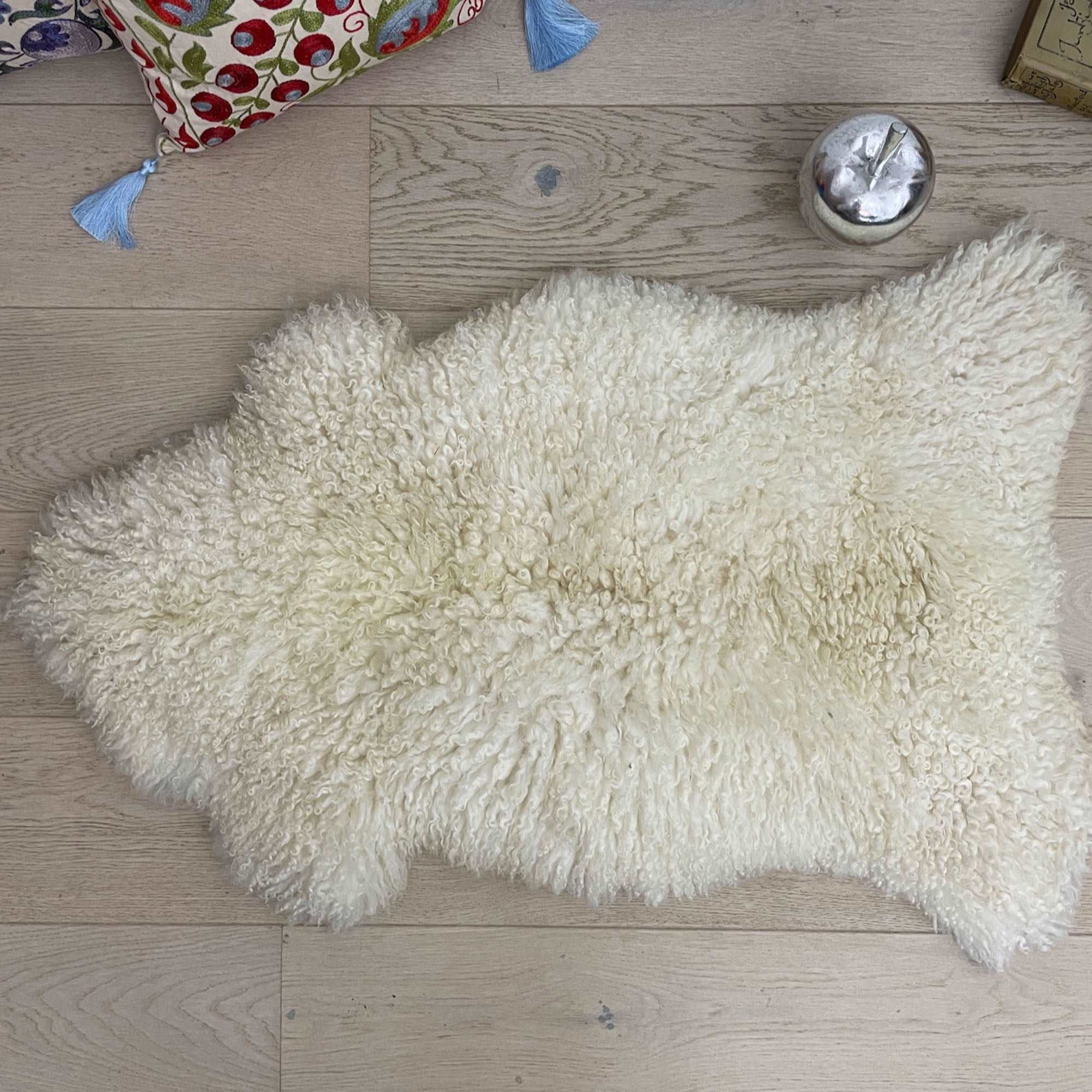 Wildash London - Wholesale Area Rug - British Curly Sheepskin Ivory Cream White 100% Natural Sheep Skin Rug3