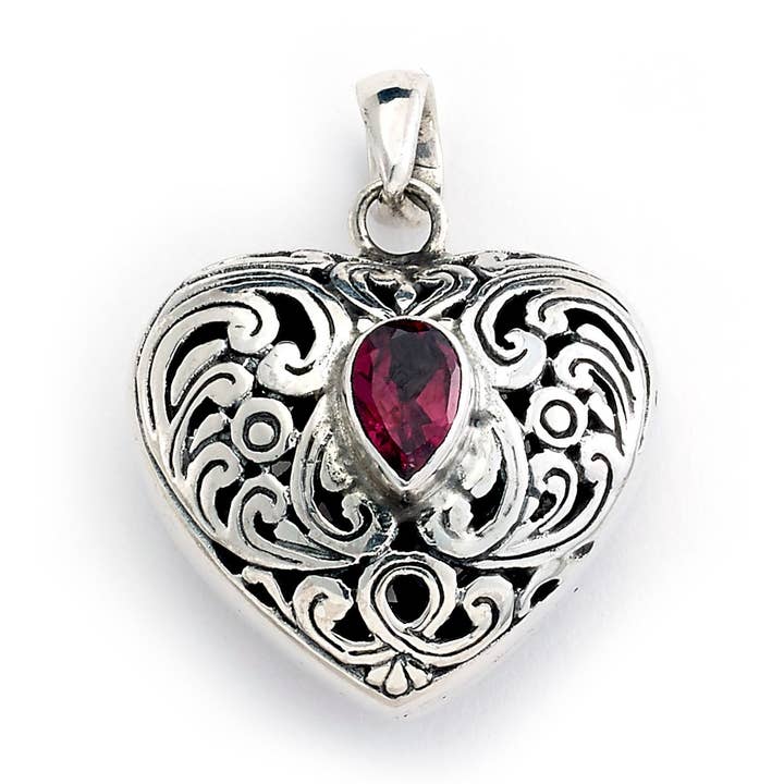 Colgante de corazón de diseño balinés SS con acento granate para venta al por mayor de Eli Pebble