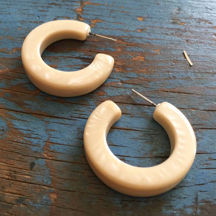 Brincos de Argola Mármoreada Marfim Lucite por atacado de Leetie Lovendale