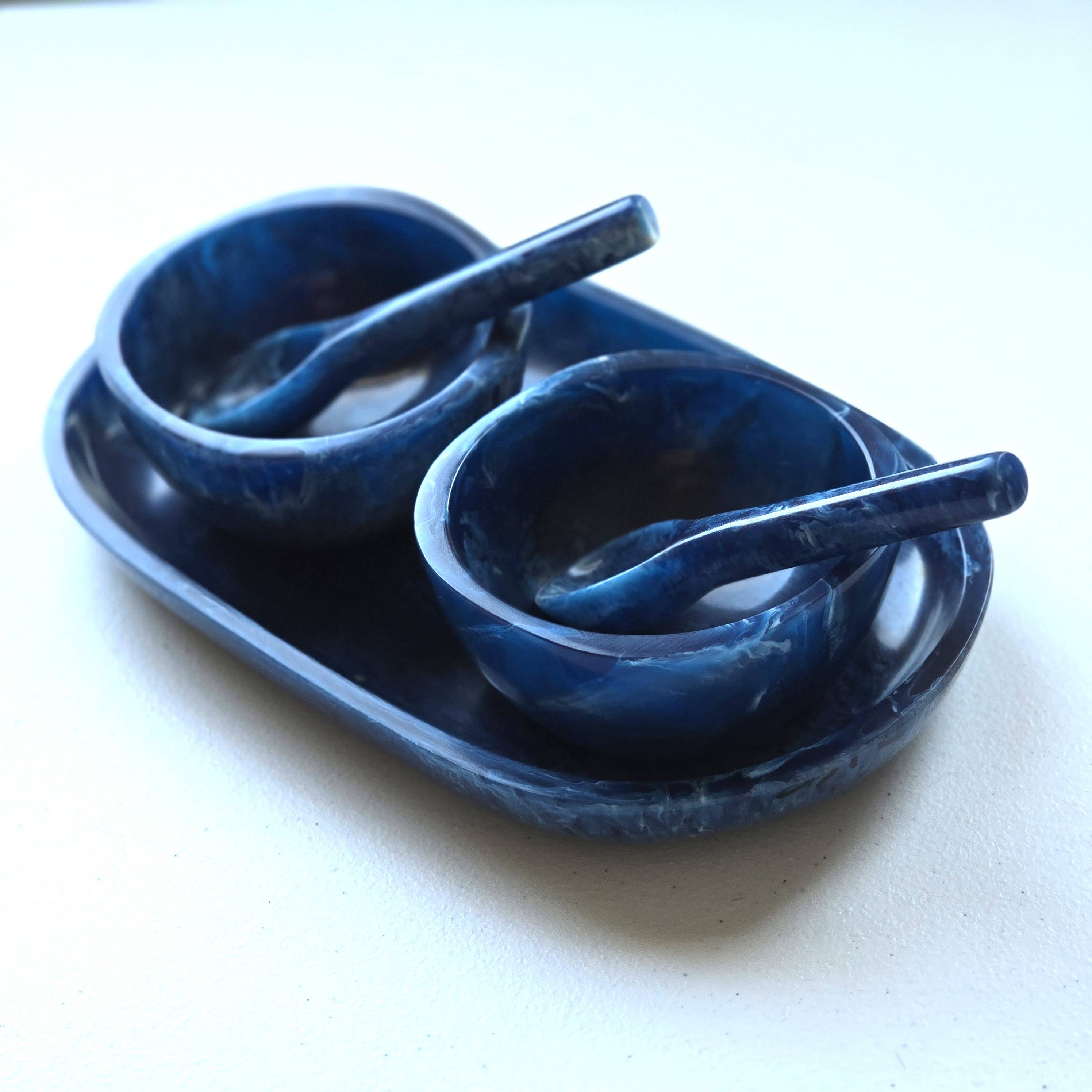 Gibb & Daan – Engroshandel Serveringsbakke – Lille serveringsbakke med 2 skåle og skeer - Håndhældt harpiks10