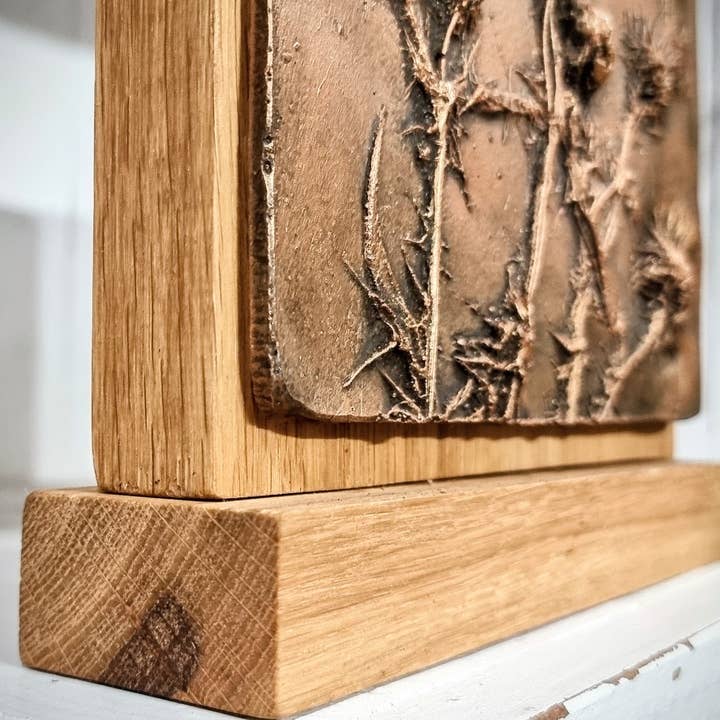 Wildflower Designs - Vente Plaque murale - Plaque métallique en véritable chardon écossais moulée à la main, chêne massif4