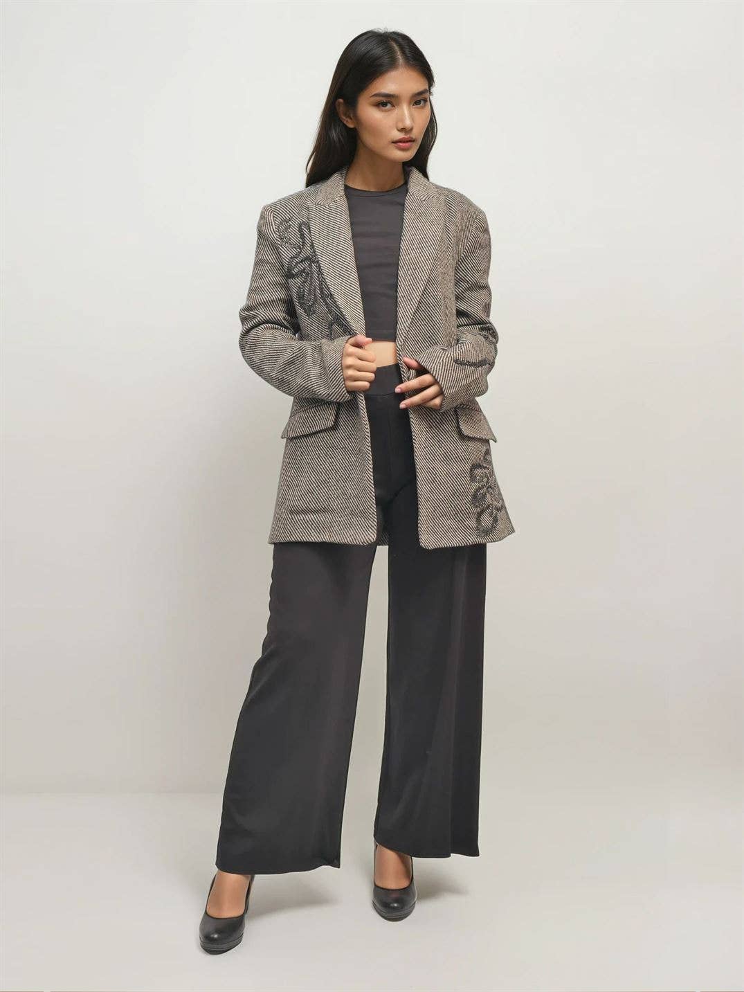 Cecile Wang - Wholesale Blazer - Women's - Long wool blazer with embroidered patterns MJ2634091