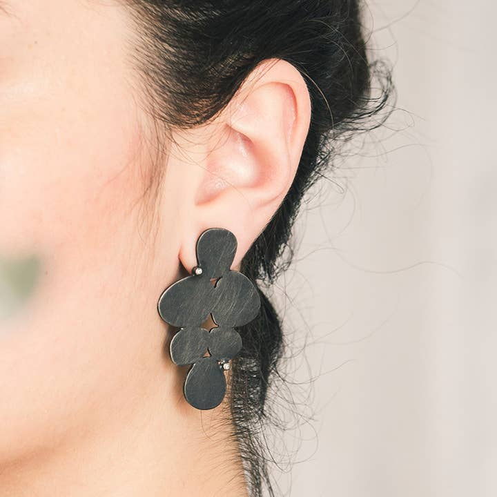 Maxi Pendientes De Plata Oxidada Y Diamantes Colección Pètal para venta al por mayor de Tass Joies España