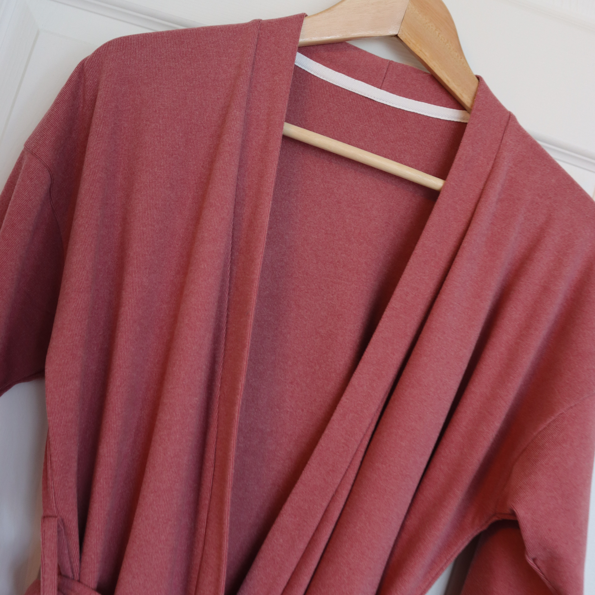 DrifWoo - Vendita all'ingrosso Vestaglia - Donna - Vestaglia Minimalista con Cintura in Vita – Morbida ed Elegante3