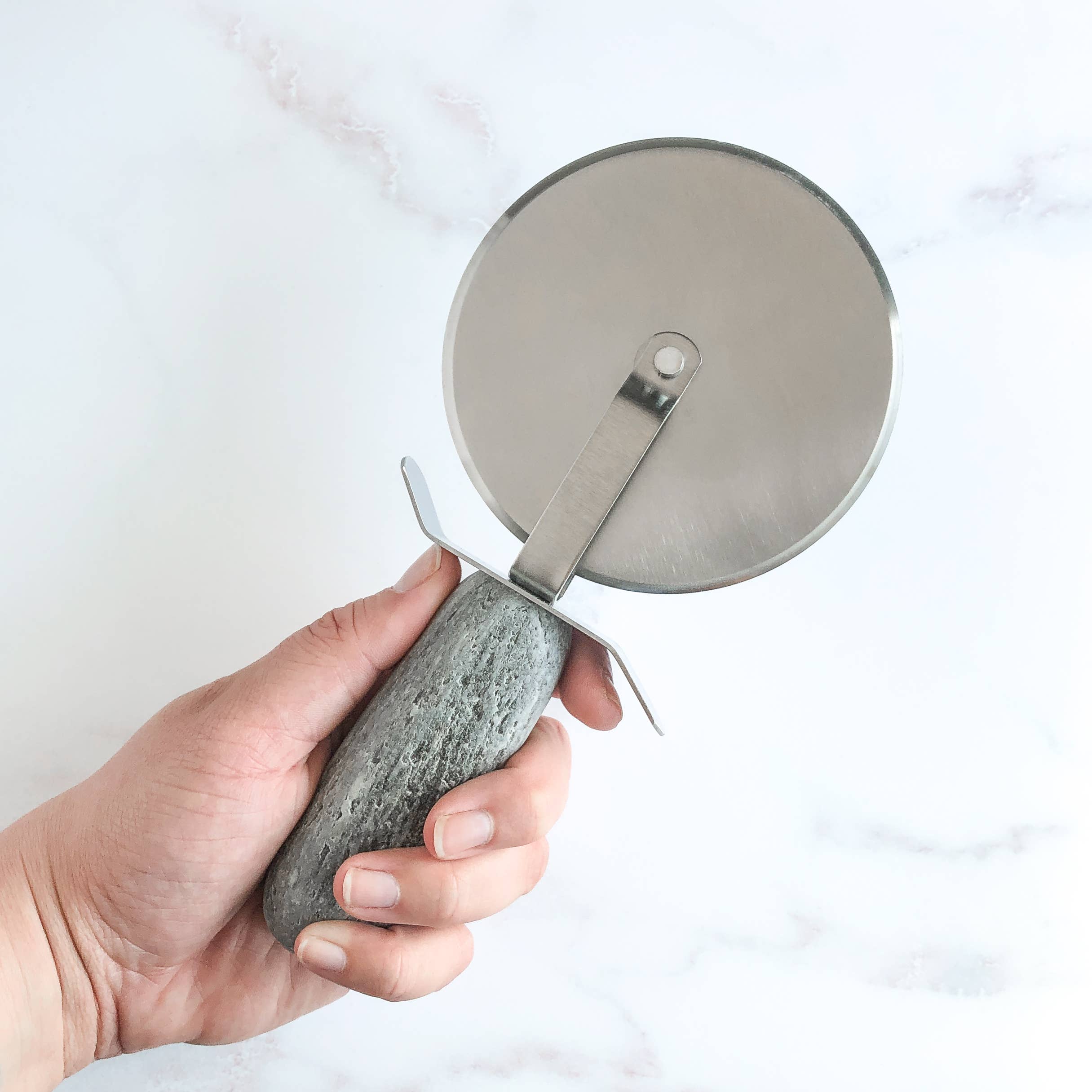 Funky Rock Designs – Großhandel Pizzaschneider – Effizientes Pizzarad mit Steingriff1