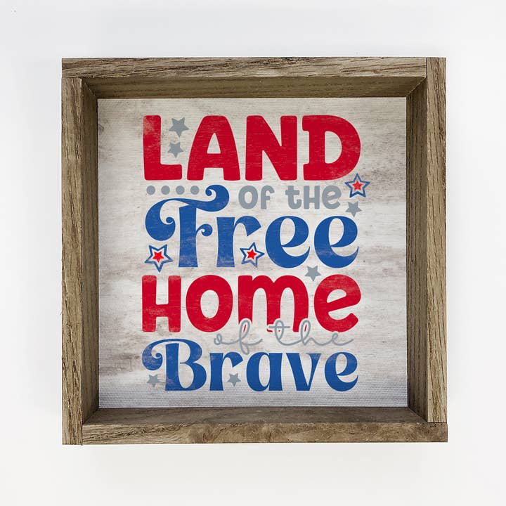 4. Juli Land of The Free — Patriotische Wortkunst — gerahmt für den Großhandel von Hangout Home