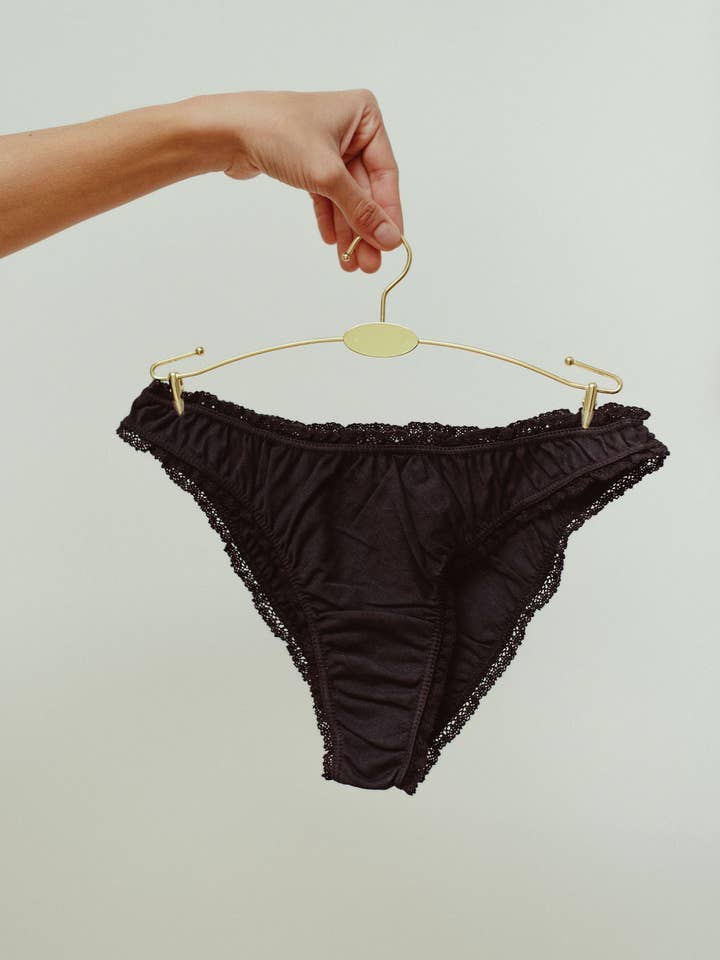 Paulette & Maria - Wholesale Underwear - Women's - The black frilly panties