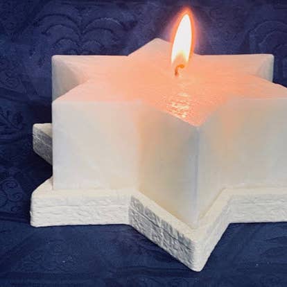 Abba Christian Products – Großhandel Geschenkkerze – DUFTKERZE MIT WEIHRAUCH UND MYRRHE IN DAVIDSTERN-FORM MIT GIPSSOCKEL
