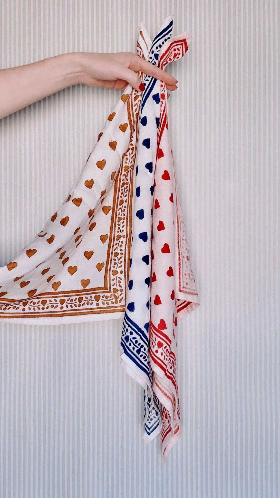 Maison Augustin – wholesale Halsduk - Dam – Vuxenscarf Love Kanel 100 cm3