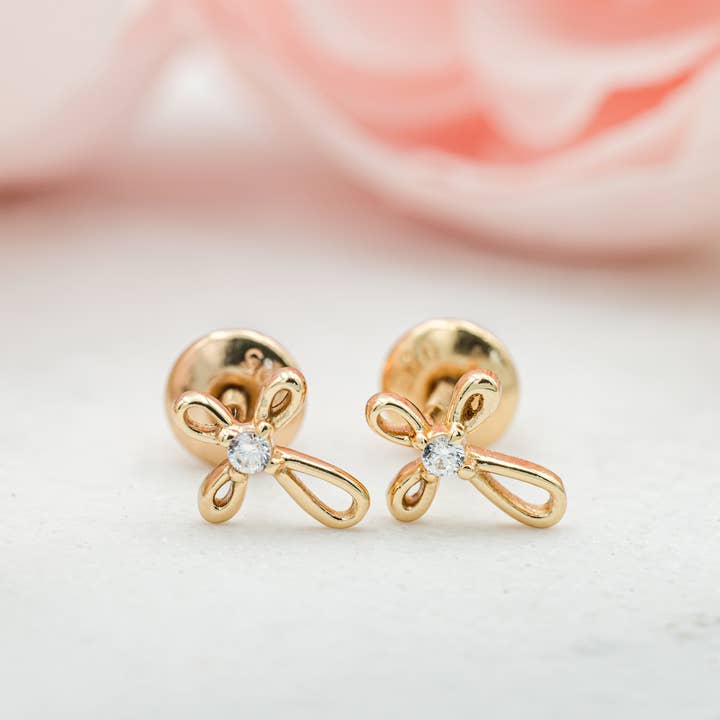 Boucles d'oreilles en forme de croix en métal doré à l'or 14 carats pour un baptême ou une communion pour la vente par Cherished Moments