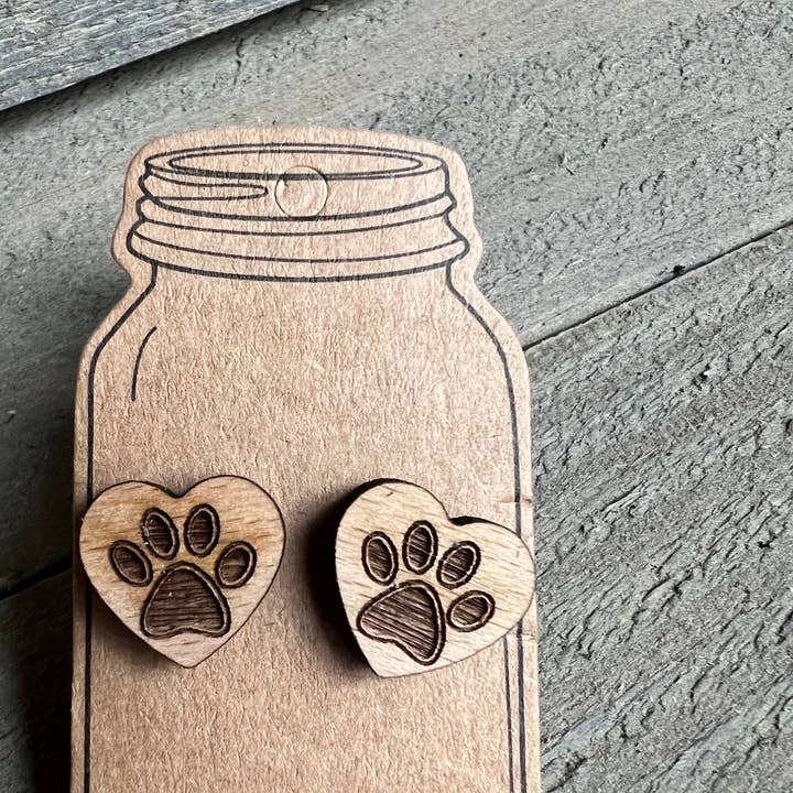 Clous d'oreilles cœur en bois avec patte de chien pour la vente par Jill's Jewels