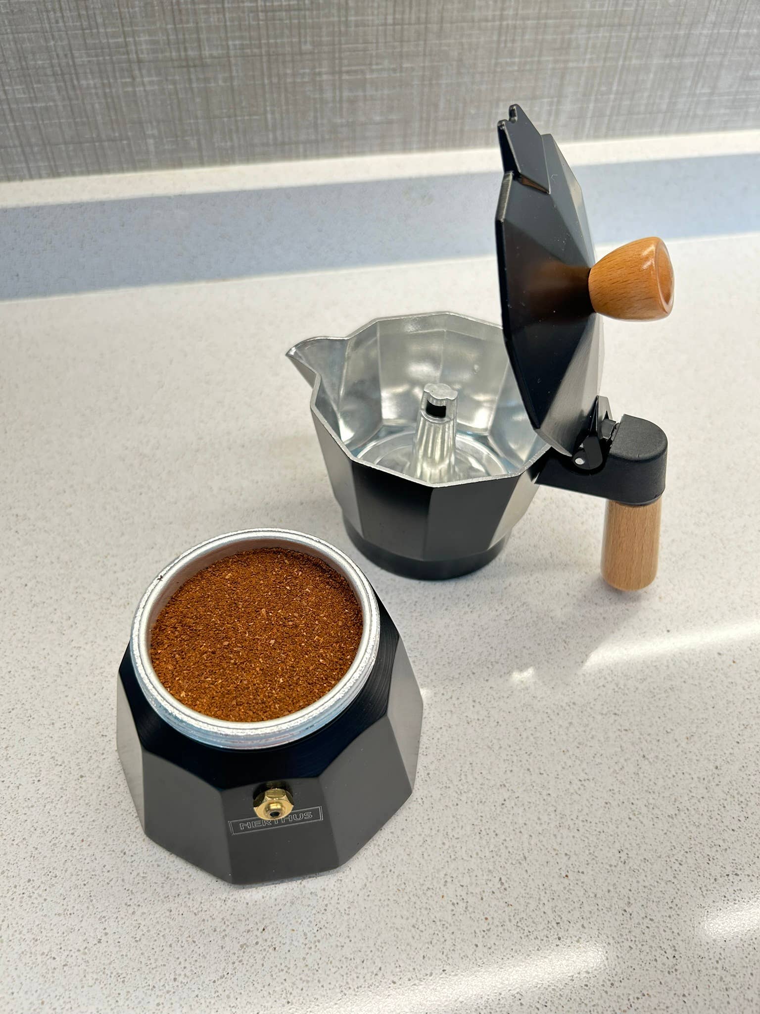 Vin Bouquet (Find It Import & Export Sl) – wholesale Percolator – Italian Induction Coffee Maker 6 cups Black Wood Design3