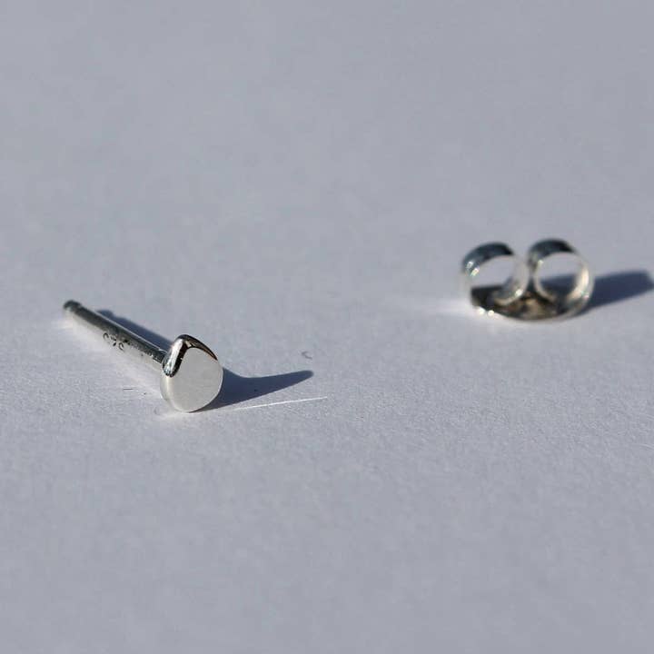 Teardrop kleine oorstekers voor wholesale door Kitty Stoykovich Designs