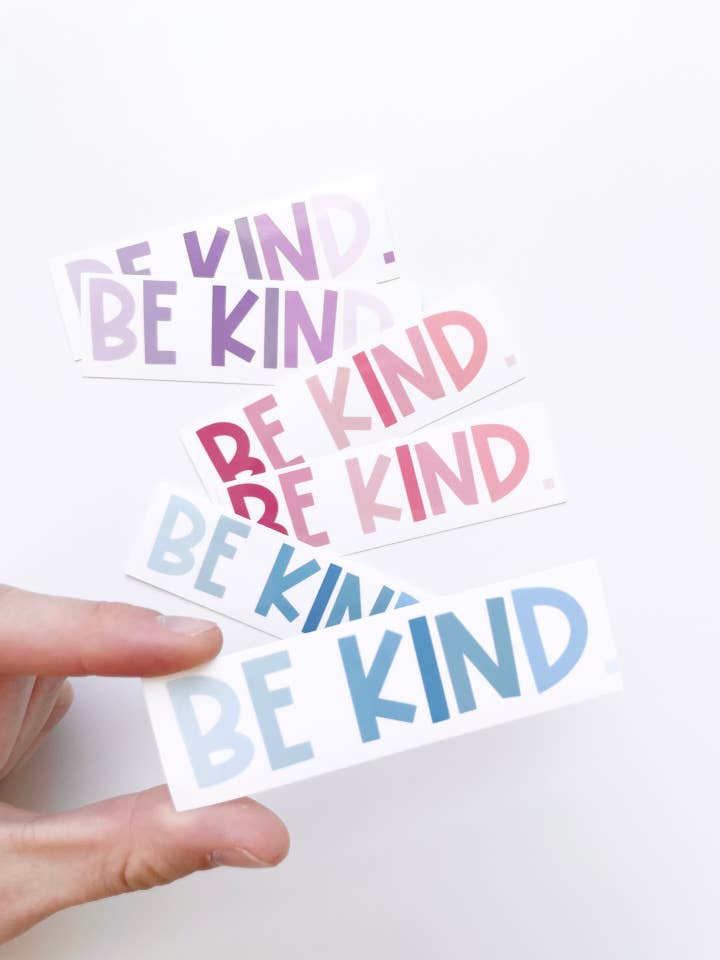 Autocollant Be Kind (rose, violet ou bleu) pour la vente par Designed by M and S