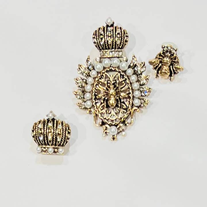 Bee pin set, crowns and baroque pearls for wholesale by Bijoux 7bis