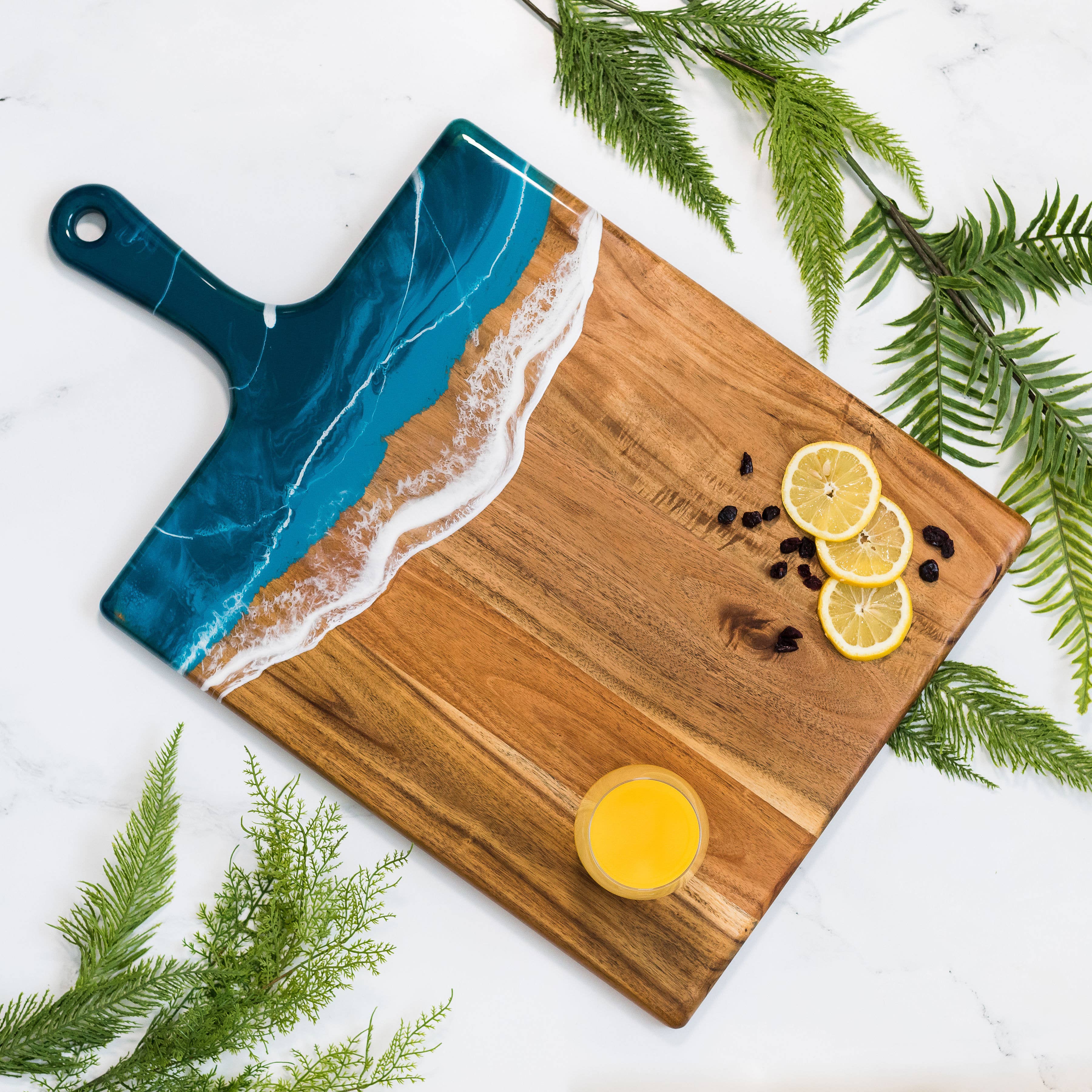 Lynn & Liana Designs – wholesale Ostbräda – Extra stor ost- och charkbricka i akaciaträ och resin 38 x 61 cm utan tull4