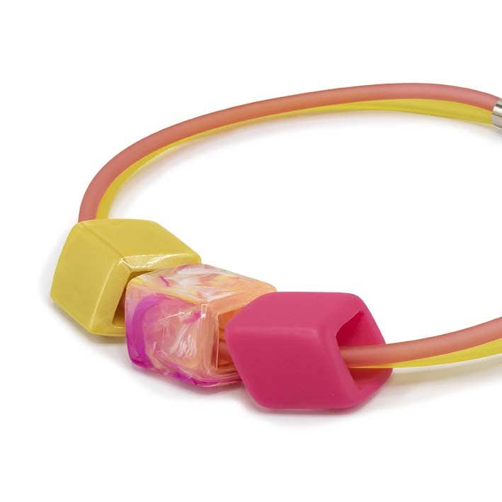 Halsband av gummi med 3 kuber, sorbet för wholesale av FATES, style with a story