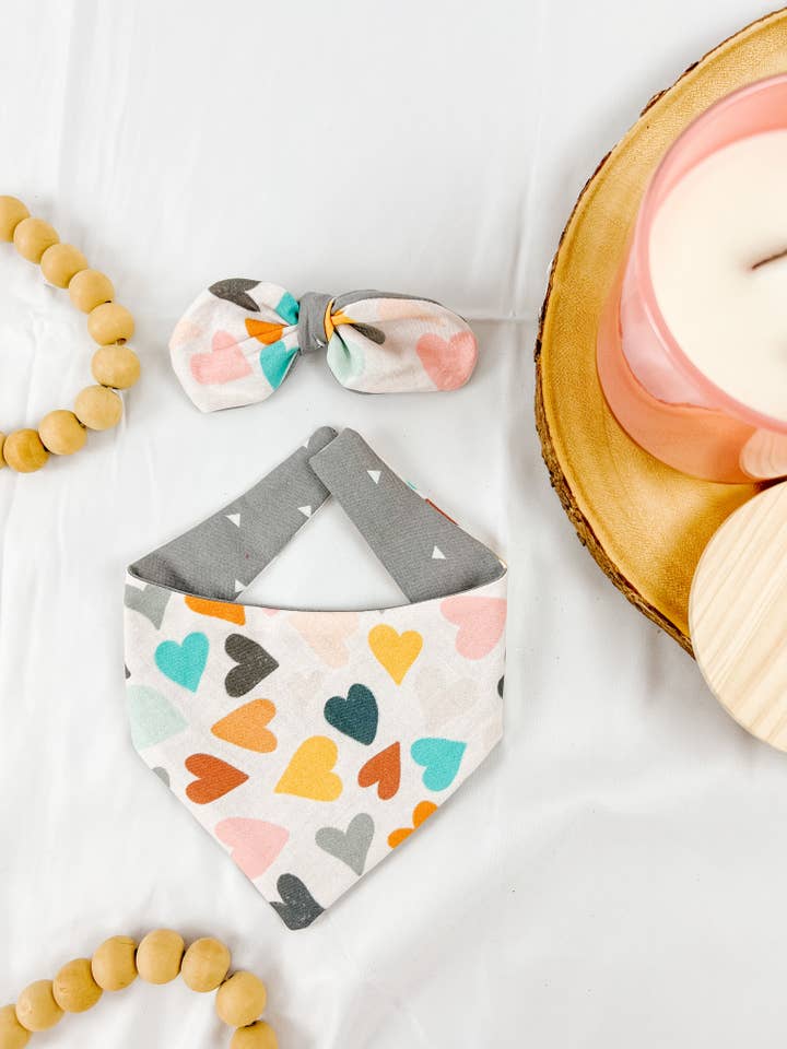 Bandana per Cani Arcobaleno Cuori, Colletto Reversibile con Bottoni a Pressione per la vendita all'ingrosso da parte di StellaLoo