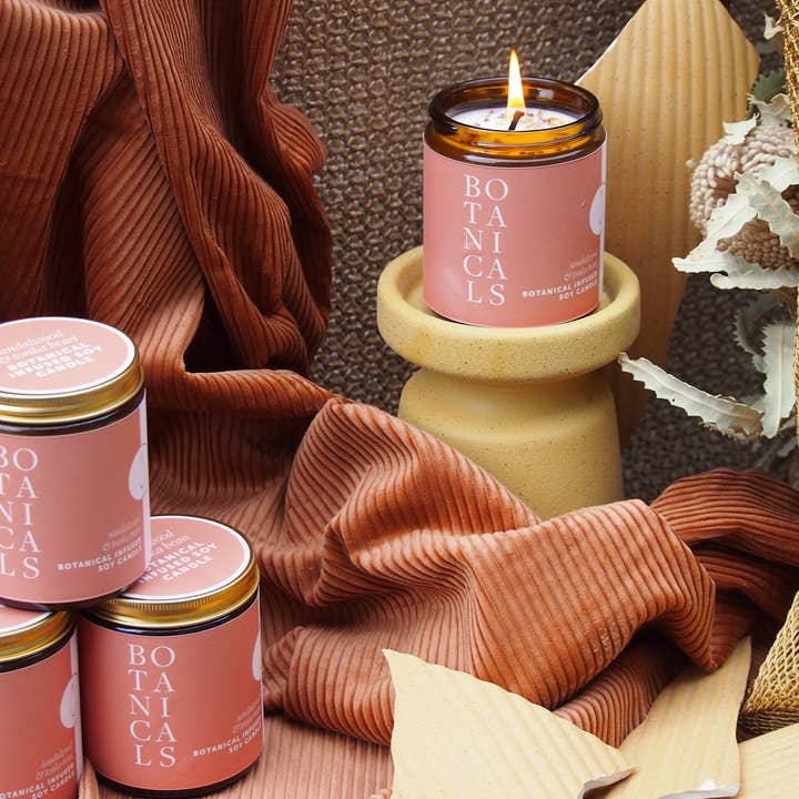 Vela Botanicals de sándalo y haba tonka para venta al por mayor de The Path to Beauty