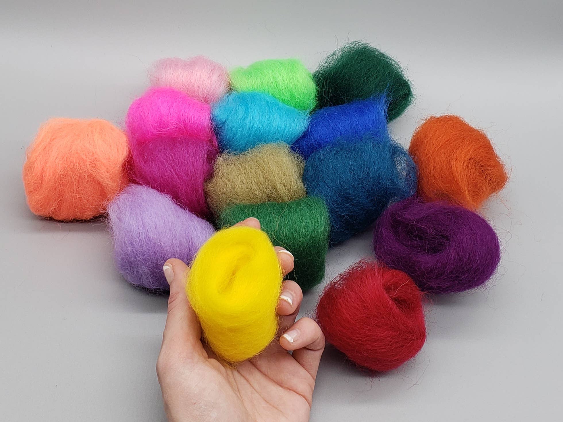 Wooliza Fiber Arts - Wholesale Craft Supplies - Large Size - Extra Wool Color Box- 16 Colors8