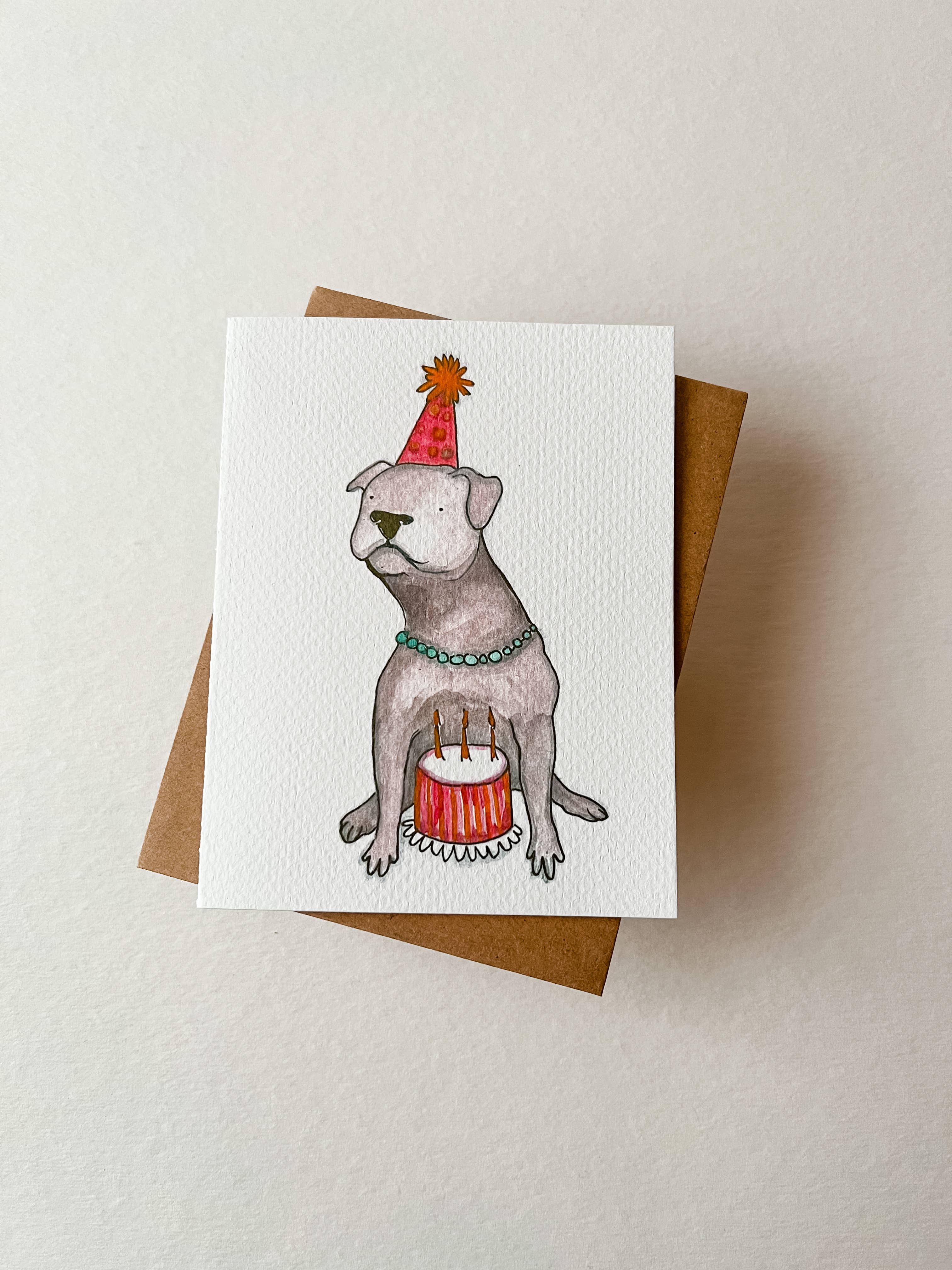 Hudson Illustration Co - About Town Co – postal de parabéns por atacado – Bolo? - Cartão de aniversário Bully Dog - Boxer, Pit Bull, Bulldog