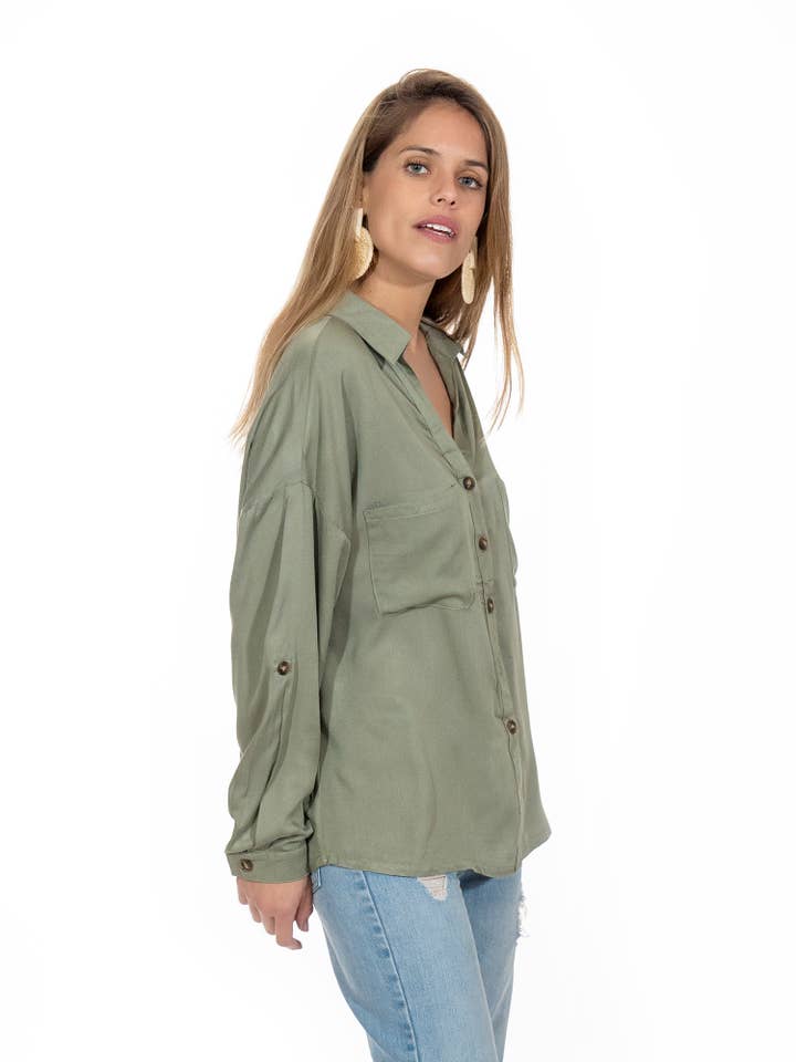 SOHUMAN – wholesale Tröja med knappar – Dam – Valam olivgrön blus med fickor, krage och knappar