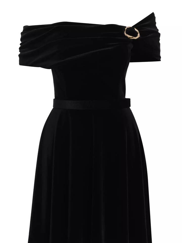 Robe courte sans manches en velours noir à épaules dénudées avec boucle pour la vente par Noece