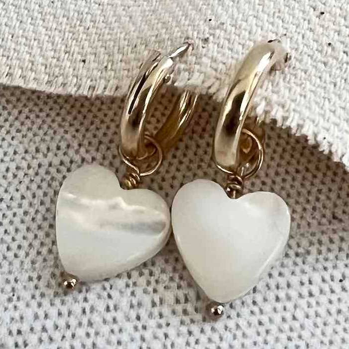 Hjärta Huggie Hoops för wholesale av Hayden B. Jewelry