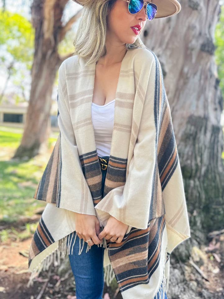Beige Avorio Comodo cardigan Ruana stampato a righe color avorio beige con nappa in vendita all'ingrosso su Faire