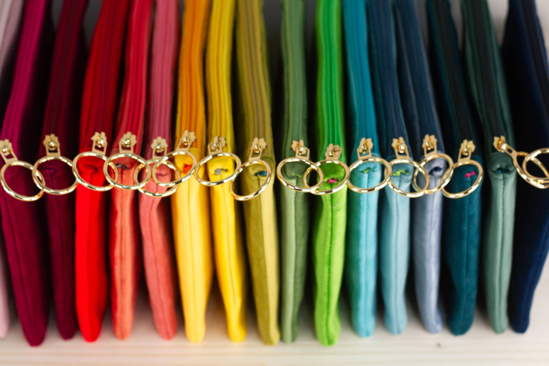 Herzilein-Wien GmbH - Venta al por mayor Bolsa para maquillaje - Bolso de mano 'Good things take time' de terciopelo5