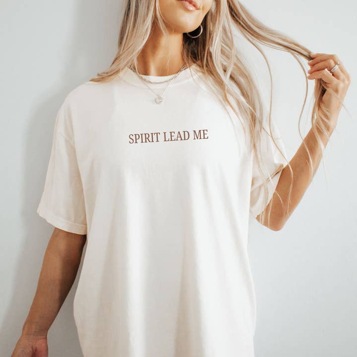 Maglietta Spirit Lead Me per la vendita all'ingrosso da parte di Hey Jude Graphic Tees