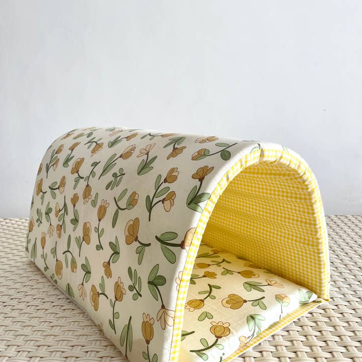 No Furries Delights - Wholesale Pet Bed - Cat/Dog - Yellow Daffodils - LARGE Hoppy Hideaway Tunnel